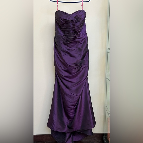 Gown - Picture 1 of 5